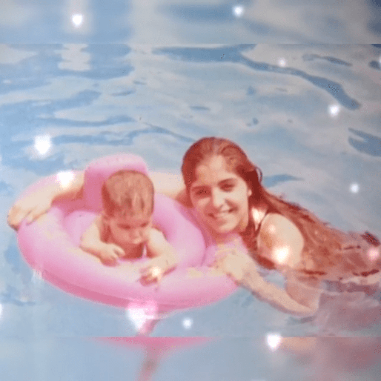 “Hoy se cumplen 19 años de tu ausencia, osea casi 7000 días sin tenerte y aunque vivas en mi corazón y en mi mente, reconozco que ha sido difícil aceptar que se me fue tu amor así tan de repente”.