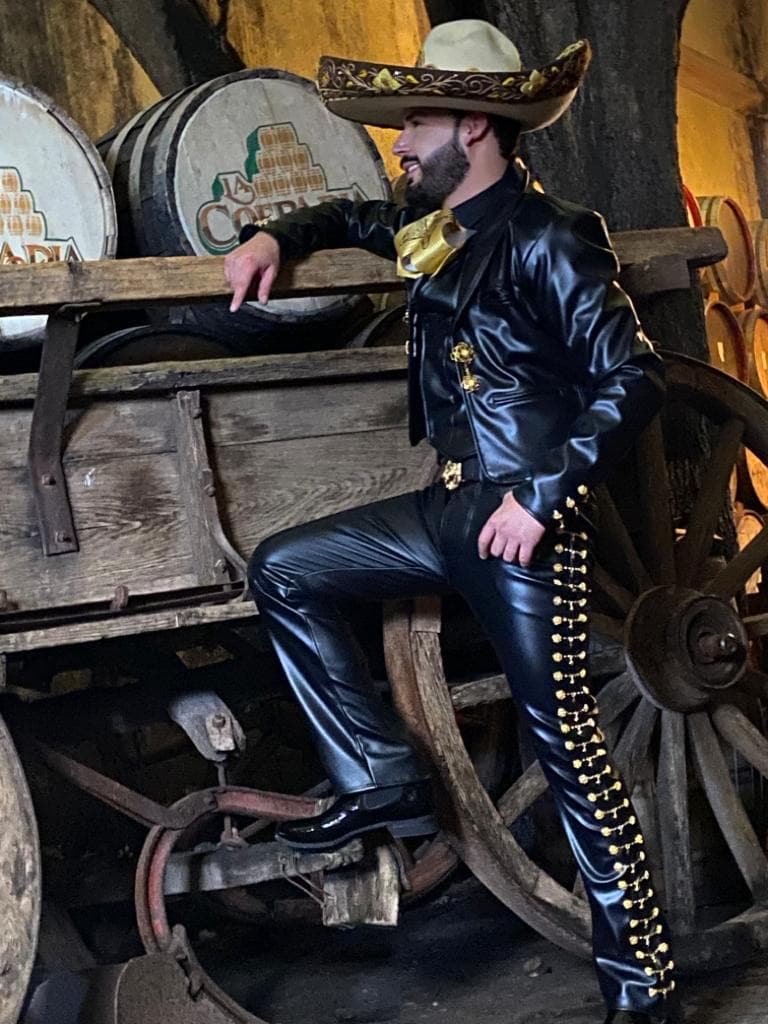 Para tal ocasión, el cantante se vistió por primera vez con traje charro para el arte del álbum que llevará por nombre "19 Éxitos de Javier Solís y Más Con Mariachi".