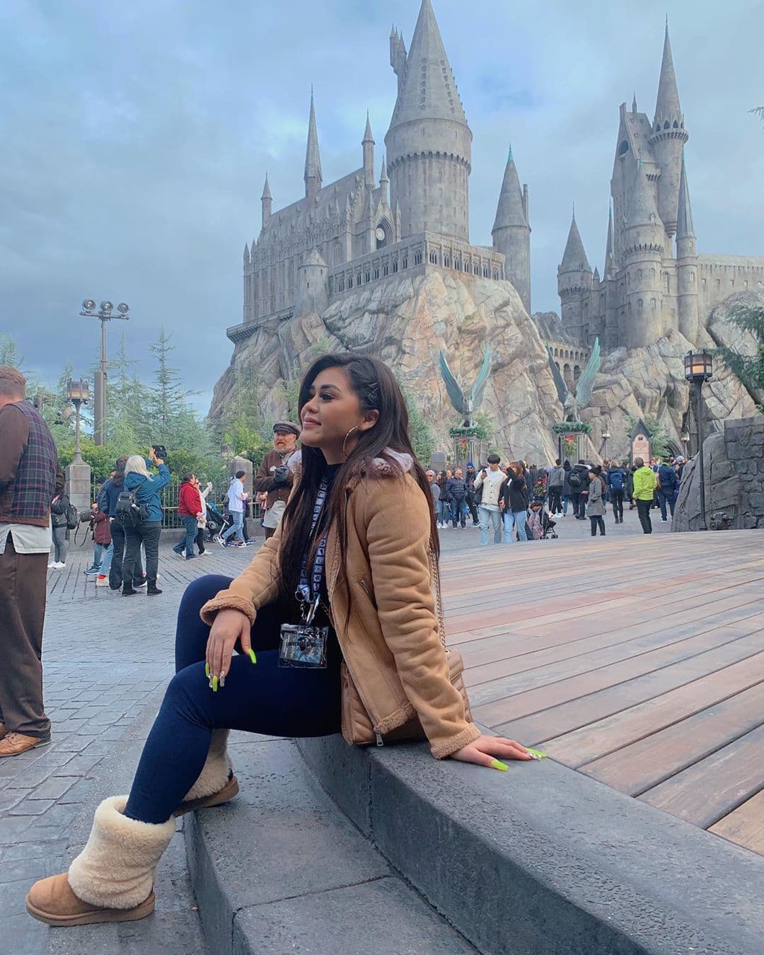 Con el Colegio Hogwarts de Magia y Hechicería como fondo, la hermana de Lapizito y Lapizín posó como toda una fanática de Harry Potter.