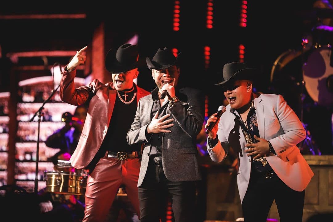 En la 33 Edición de Premio Lo Nuestro, Grupo Firme vivió una noche inolvidable junto a Lenin Ramírez con quien interpretó su éxito "Yo Ya No Vuelvo Contigo".