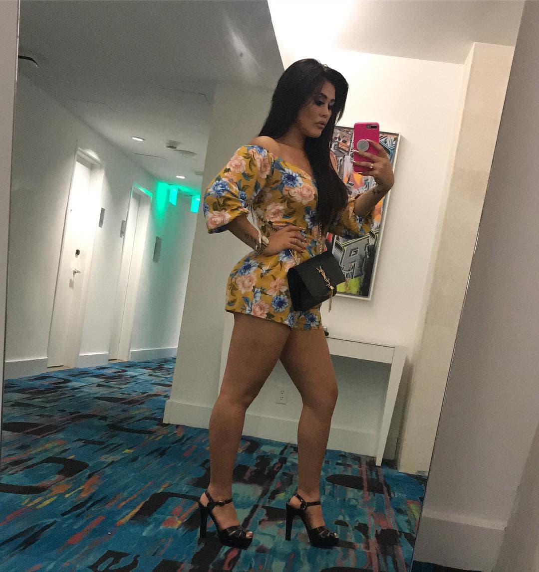 Las piernas son uno de sus hits que gusta lucir con sus vestidos.