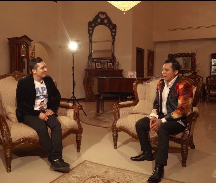Edwin Luna se entrevistó a sí mismo y habló de todo.