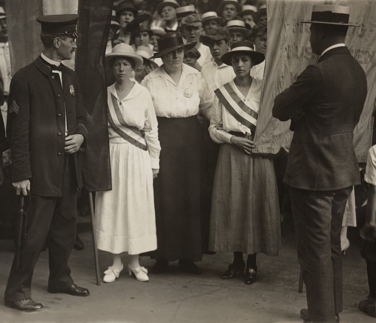 Los ataques fueron desde lanzar pequeños objetos y ofensas, hasta violencia física contra las mujeres que exigían sus derechos. La forma de reaccionar de estas personas hizo que el movimiento sufragista fuera tomado con más seriedad por el resto de la sociedad y puso los ojos de todo el país sobre los ojos de las sufragistas. Esto impulsó a que en 1919 por fin se permitiera que las mujeres pudieran votar legalmente en EEUU.