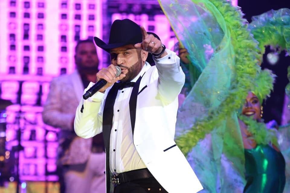 Pancho Barraza. Con una gran trayectoria detrás en el mundo de la banda, el cantante acapara las miradas de sus seguidoras por su "sex appeal" y por su voz la cual le ha dado el mote de "El Poeta del Amor".