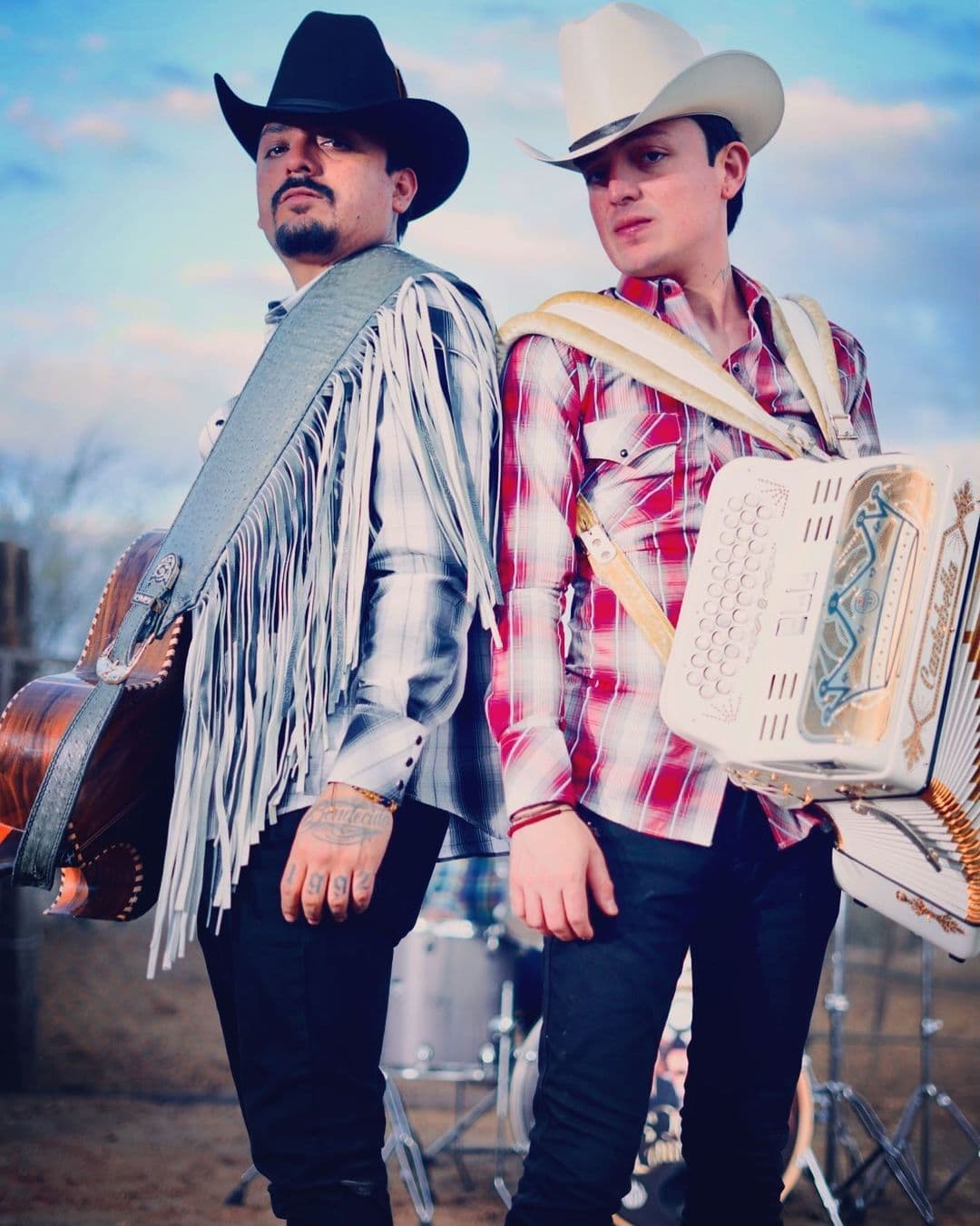 Los Dos Carnales: Así se oye su versión norteña de 'Costumbres'