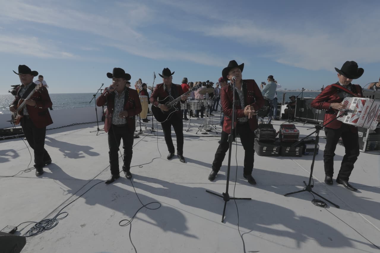 La celebración de Banda Los Recoditos comenzó desde temprano con invitados especiales, como lo fueron Los Alégres de la Sierra.
