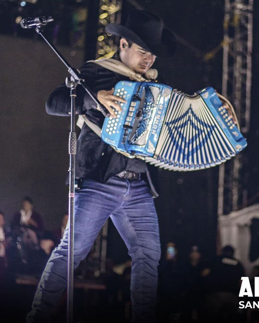Alfredo Olivas reaparece en sus redes sociales y dice que está bien