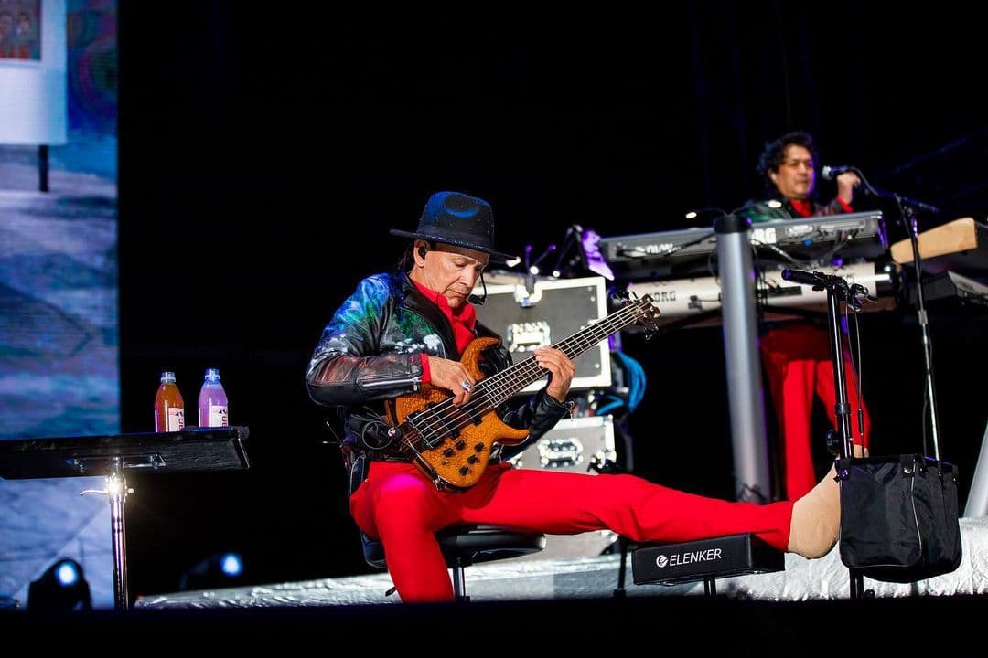 Eusebio Cortez, mejor conocido como "Chivo", tocó sentado en el concierto que dieron en Seattle.