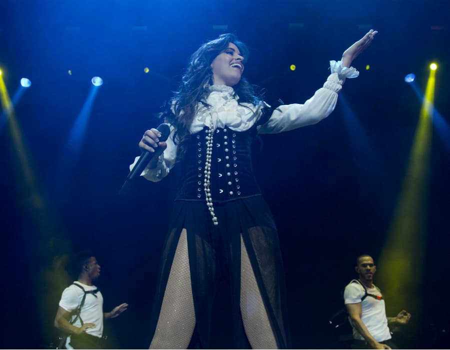 Camila Cabello se avienta palomazo con mariachi