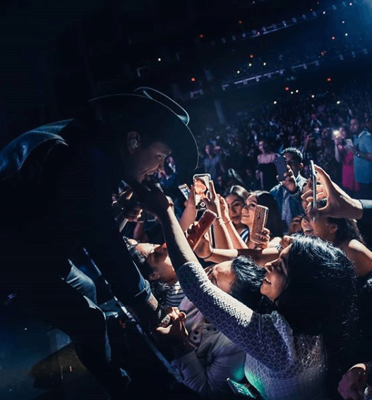 Nodal se dejó querer por sus fans para quienes posó y cantó muy de cerca.