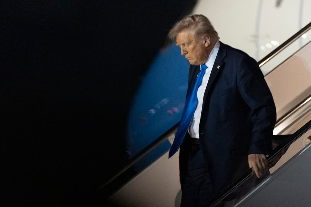 Trump dice que "no sabe" si debe respetar la Constitución 