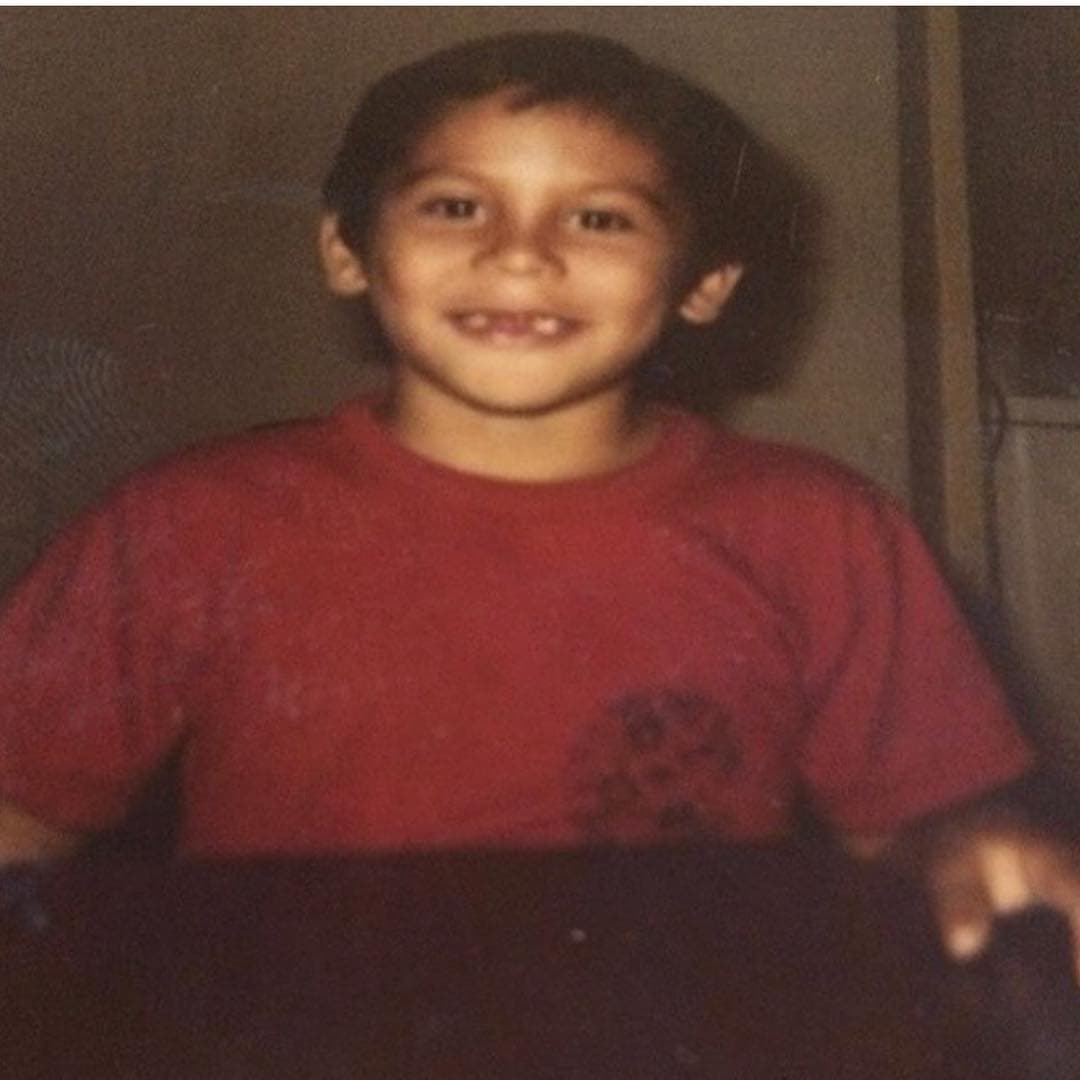 Otro de los famosos que mantiene intacta su sonrisa infantil es Edwin Luna, líder de La Trakalosa de Monterrey.