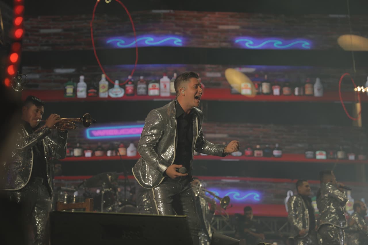 Banda Los Recoditos brilló en el escenario con trajes plateados decorados con detalles en luces led.