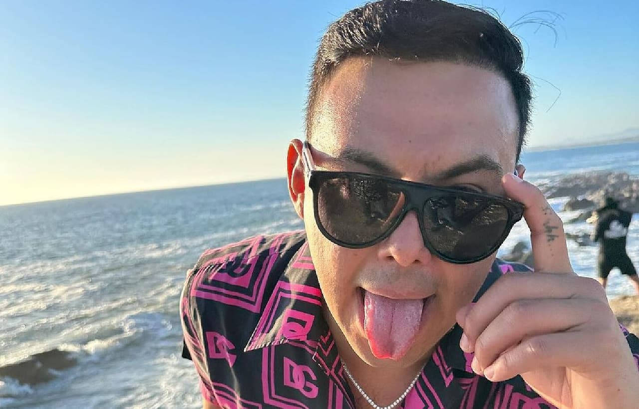 'El Yaki' y Peso Pluma comparten doctor de la voz