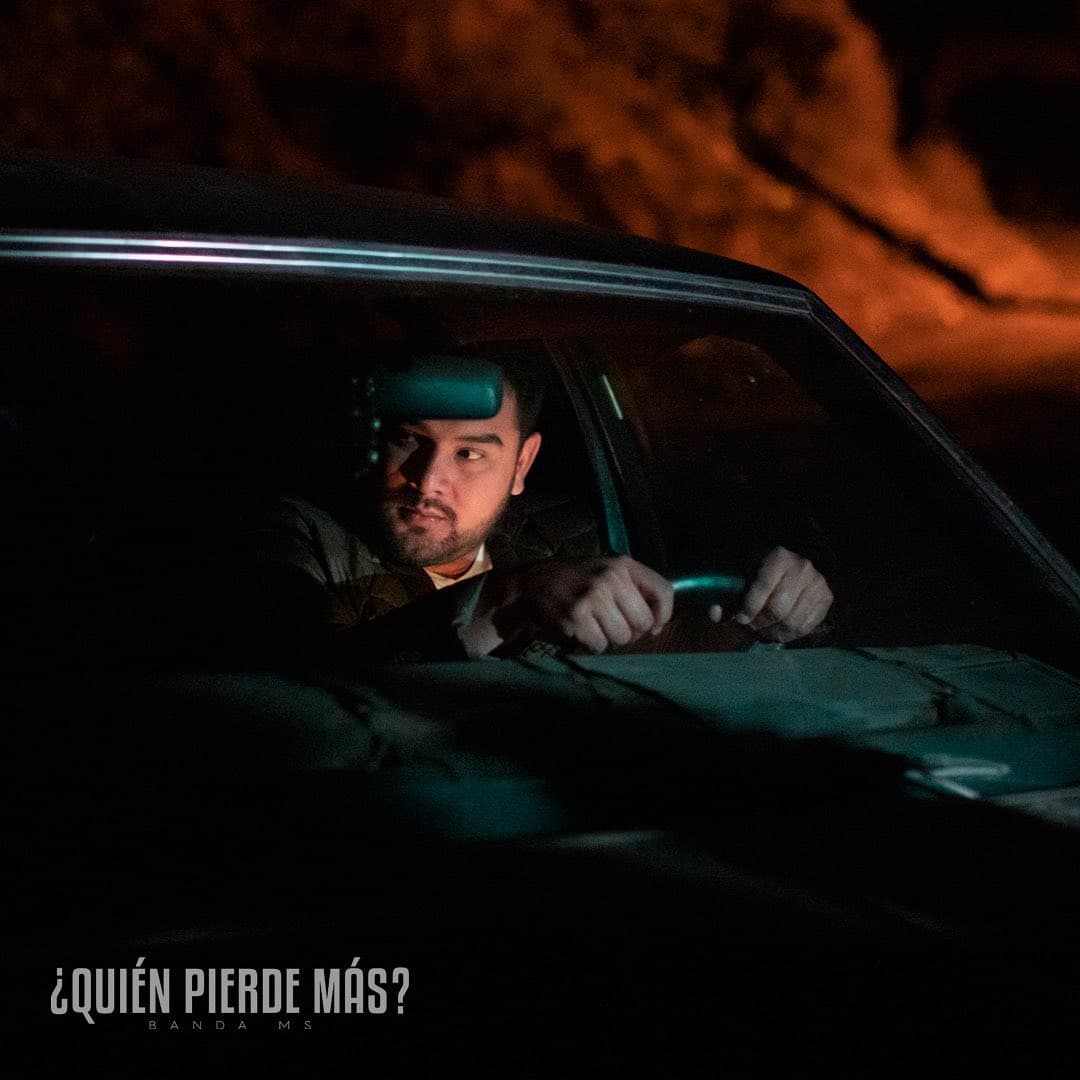 "Estas fotos se las guardamos a nuestros fans! Son del nuevo video '¿Quién Pierde Más' ¿Ya lo vieron?", publicó la MS en sus redes sociales.
