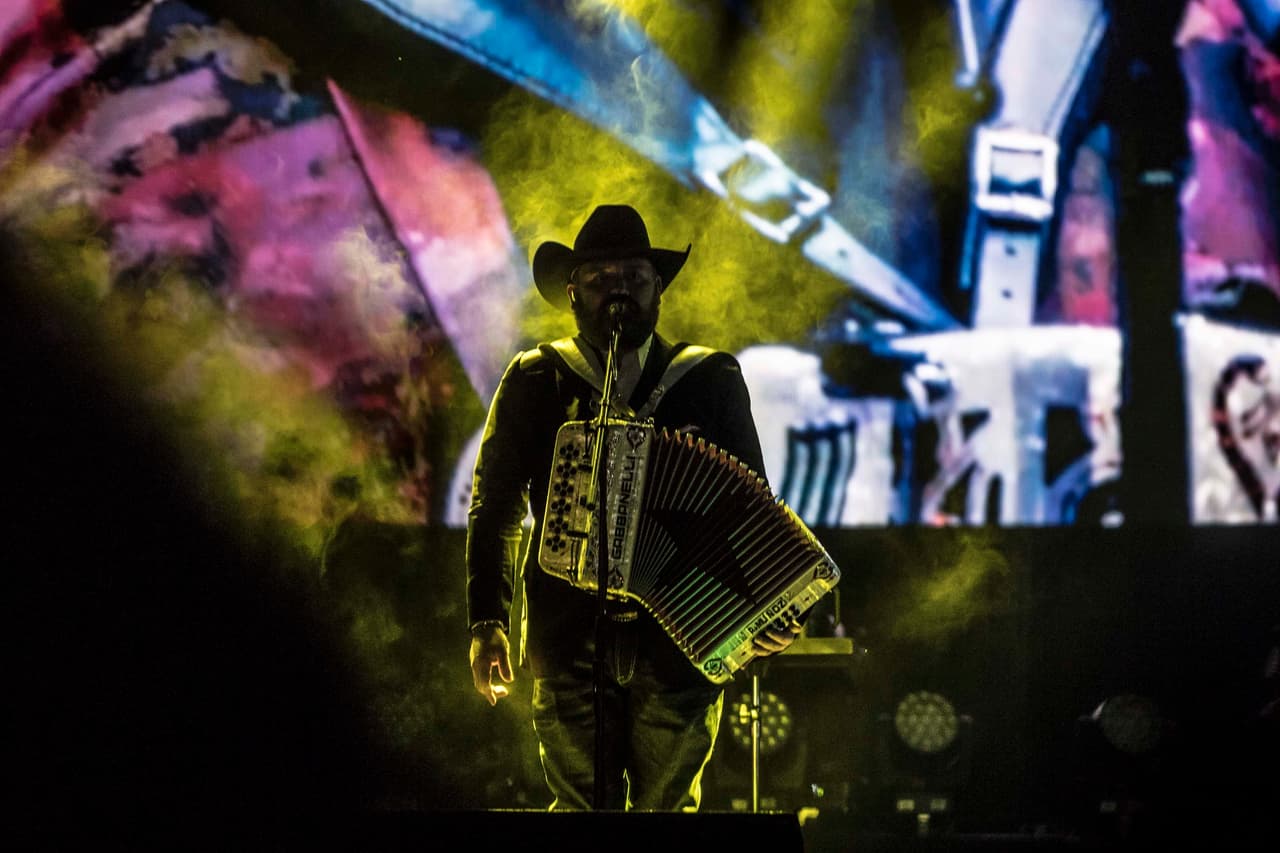 Intocable en el cierre de actividades del día uno del VIve Latino
