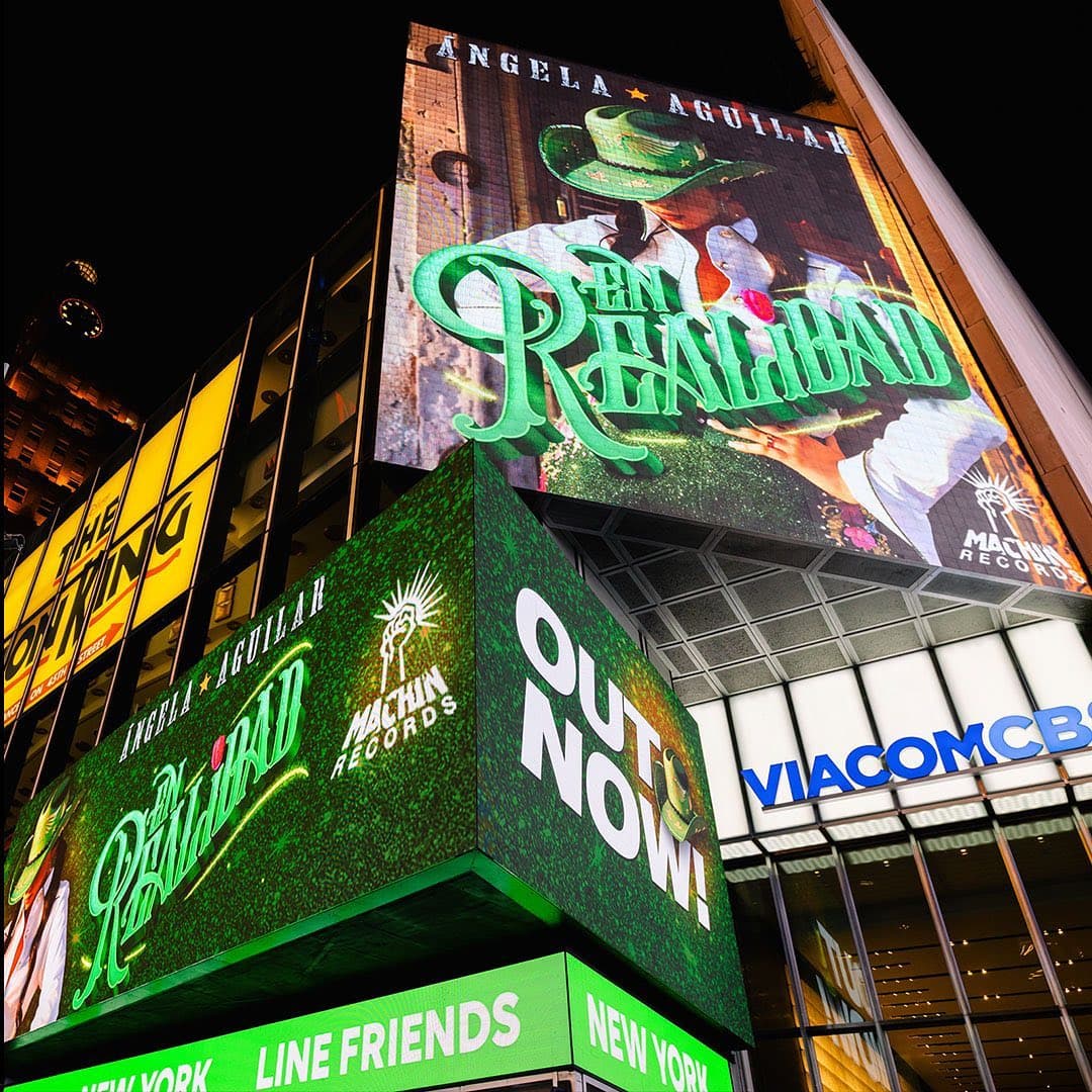 La imagen de Ángela Agular engalanó las famosas pantallas de Nueva York.