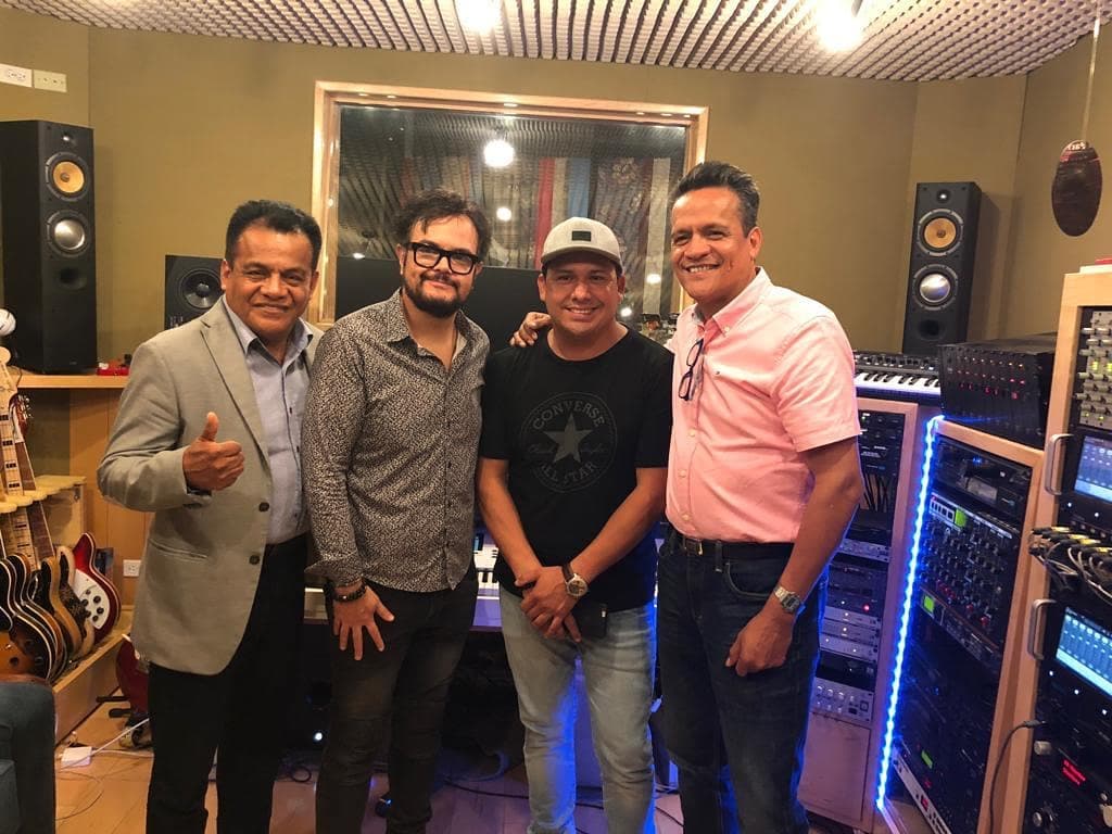 Súper Lamas hizo mancuerna con Aleks Syntek para ofrecer una versión de "Corazones Invencibles" con toques tropicales y pop.