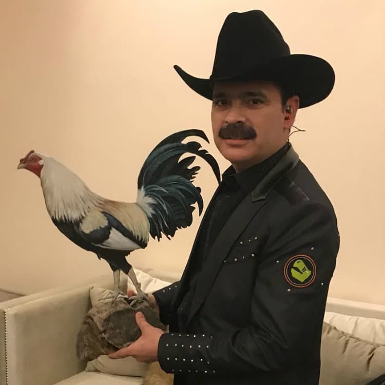 Mario Quintero, de Los Tucanes de Tijuana, fue agredido en el escenario.