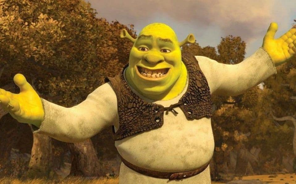 A la producción se le olvidó grabar la frase "¿Qué están haciendo en mi pantano?" en la primera película, se dieron cuenta cuando ya habían terminado de grabar todos los diálogos y estaban en post producción. El productor de la cinta tuvo que volar a Nueva York para que Mike Myers grabara la frase en la parte de atrás de una limosina.
