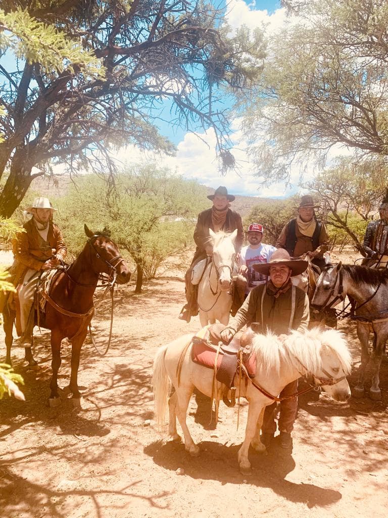 César, Israel y Johnny dejaron sus instrumentos para portar pistolas y montar a caballo.