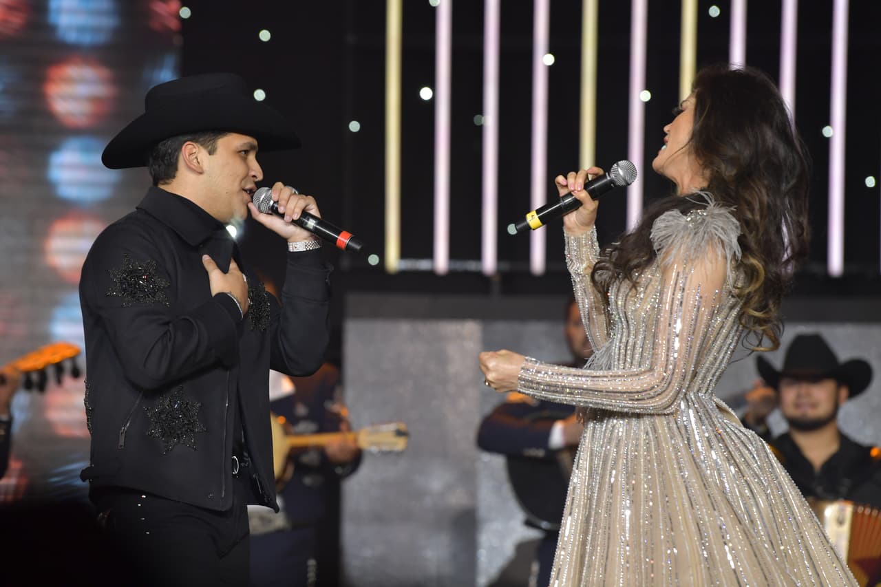 Uno de los mejores números de la noche fue el realizado por Ana Bárbara y Christian Nodal, quienes interpretaron el tema "Solos"