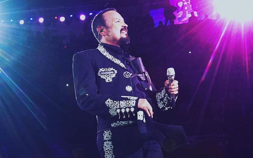 Pepe Aguilar felicita a su hijo Leonardo por interpretar el Himno