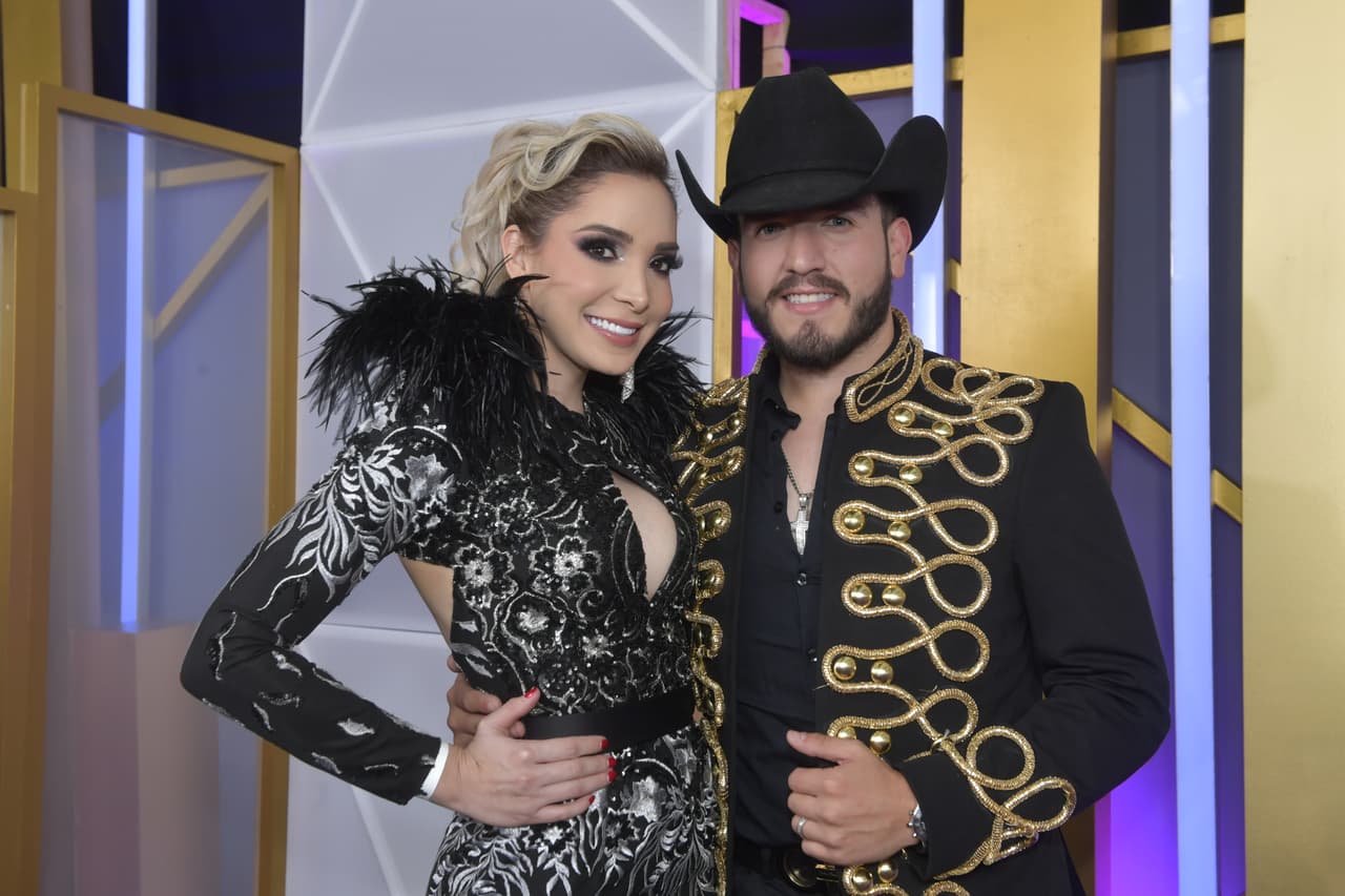 Pancho Uresti y Melissa Plancarte presentes en la caminata morada de los Premios Bandamax 2018.