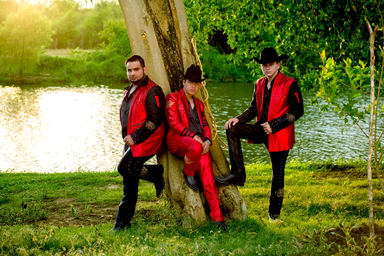 A los 12 años comenzó a tocar con varios grupos en Guamúchil. Fue en los tiempos de adolescencia cuando conoce a César Sánchez y deciden comenzar a tocar, lo que marcó el inicio de Ariel Camacho y Los Plebes del Rancho, ya con Omar Burgos. Su primera producción discográfica fue "El Karma".