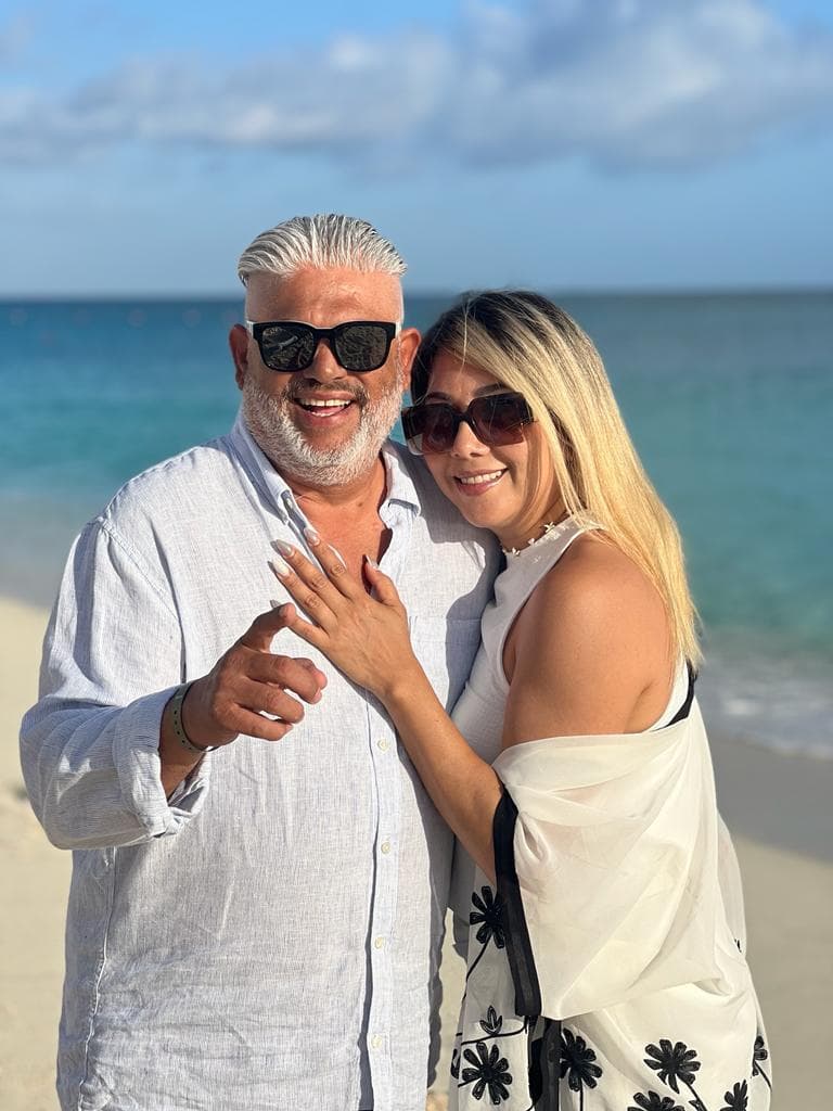 Casimiro Zamudio agasaja a su esposa con viaje sorpresa