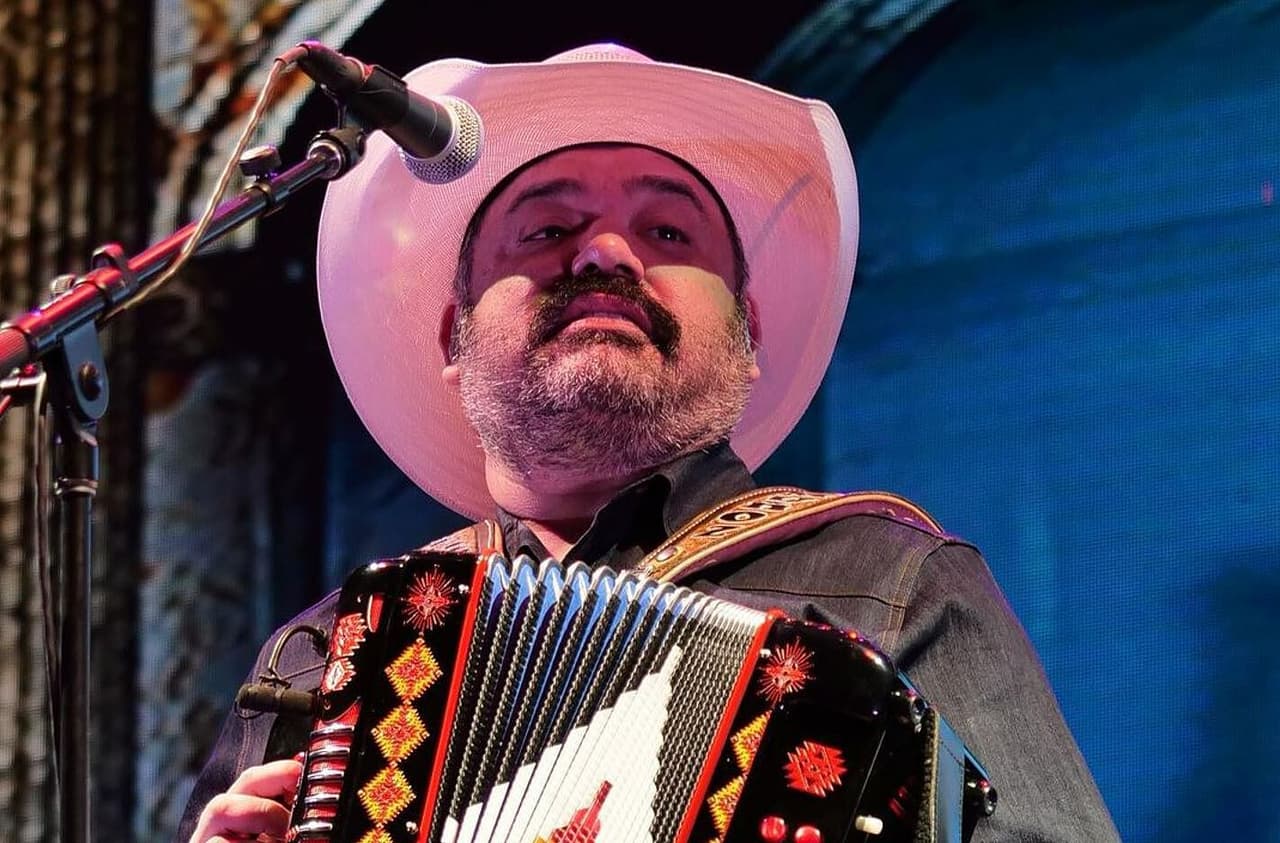 Ricky Muñoz, líder de Intocable, pide buenas vibras para su mamá
