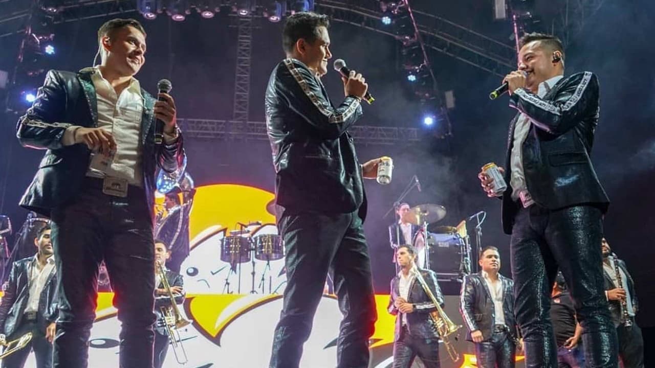 Banda Los Recoditos rinden homenaje a José José