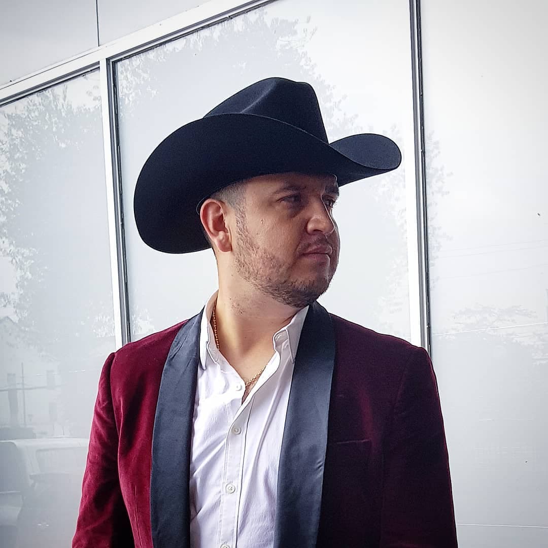 Edén Múñoz, de Calibre 50, presume caída al andar en bicicleta