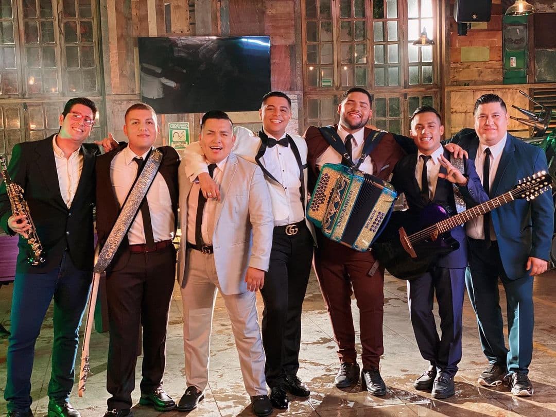 La banda liderada por Eduin Caz es una de las principales propulsoras de las colaboraciones dentro del género. Algo que no era común ver en el regional mexicano, por lo que esta nueva tendencia gustó mucho a los seguidores.