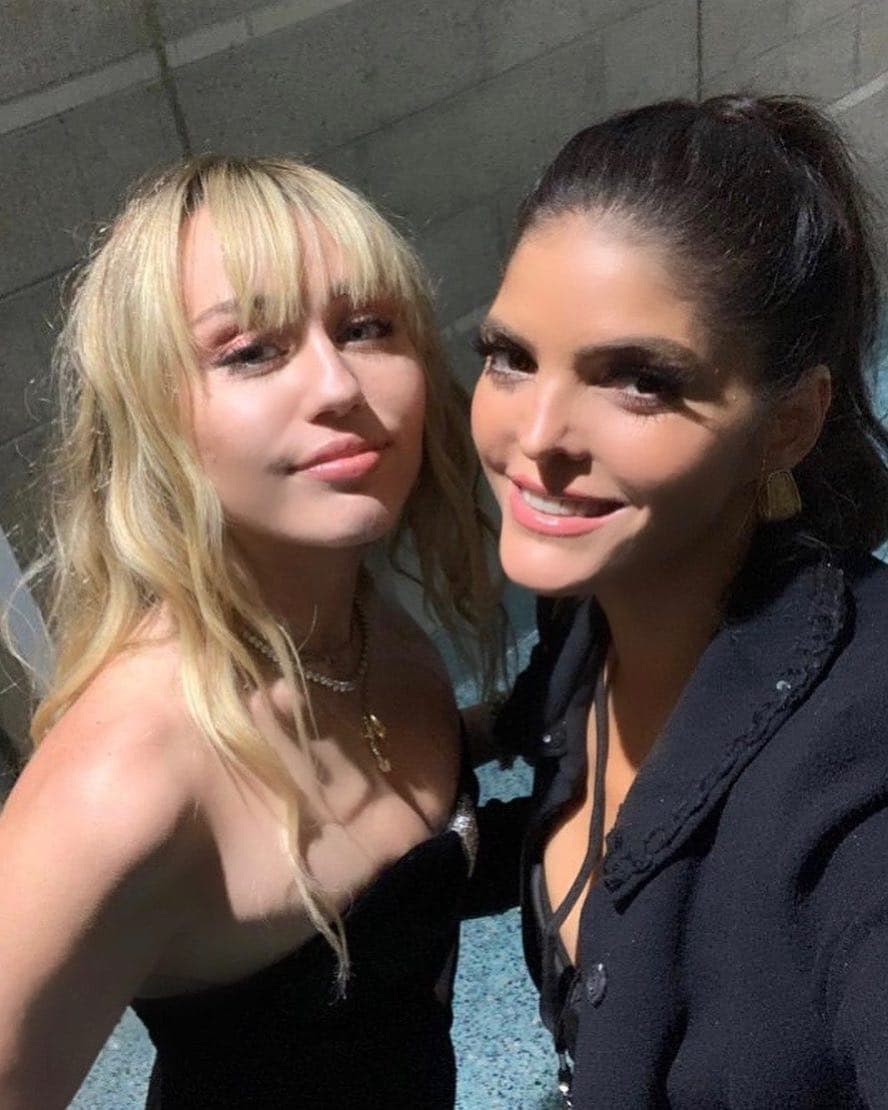 Por último, a través de sus redes sociales presumió el encuentro que tuvo con Miley Cyrus, cantante estadounidense que también estuvo presente en la premier de "Los Vengadores".