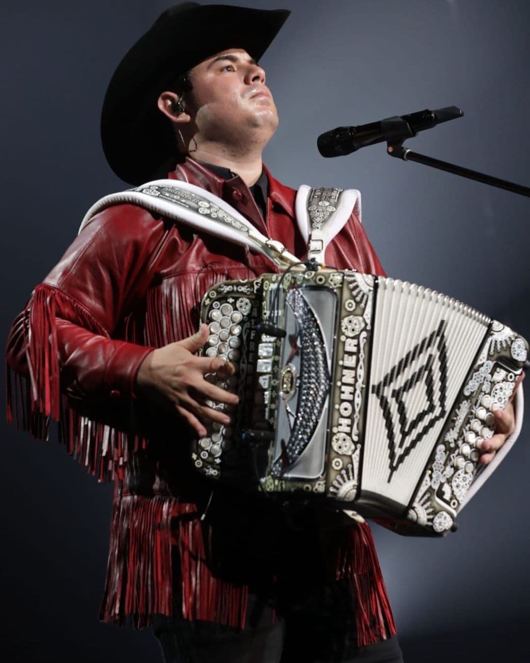 Alfredo Olivas se coloca en tendencias con video lyric de 'Vete'