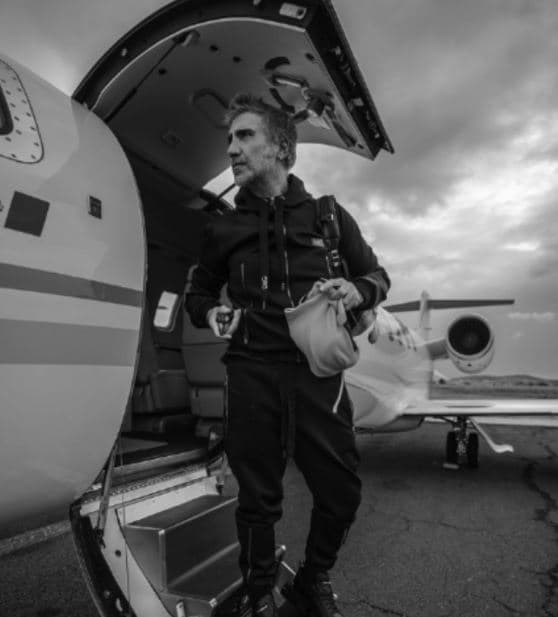 “El Potrillo” disfruta viajar por el mundo con mucho estilo y es por eso que se regaló su propio jet privado, el cual es un Lear Jet 45 con un valor de más de 11 millones de dólares, y es el que lo lleva alrededor del mundo.
