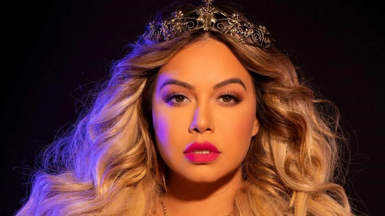 Video: A Chiquis Rivera la llenan de flores a su regreso a casa