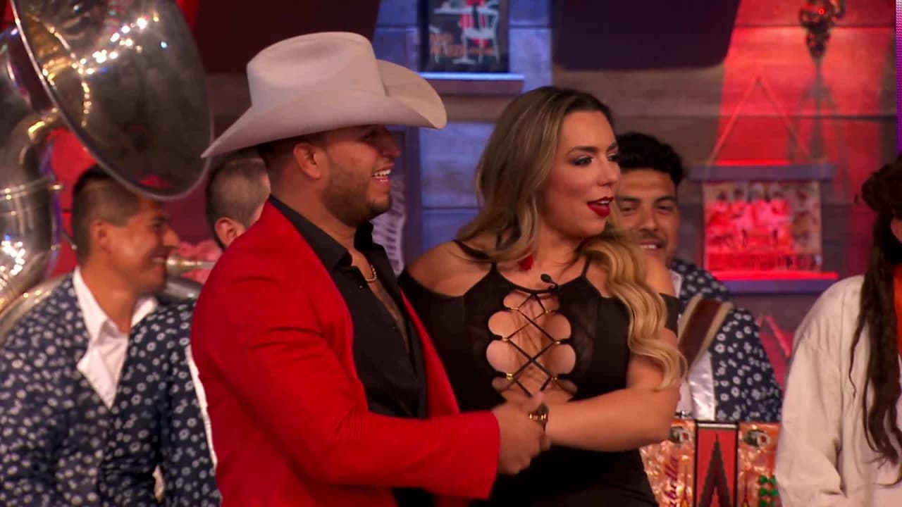 La Coyota de Monterrey cautiva a La Vecina