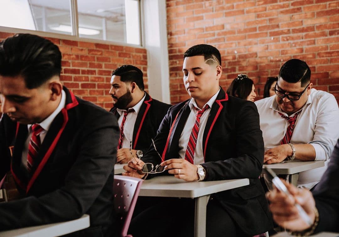 Grupo Firme pide ayuda a los fans para poder estrenar su nuevo video musical en donde aparecen caracterizados como personajes de Rebelde.