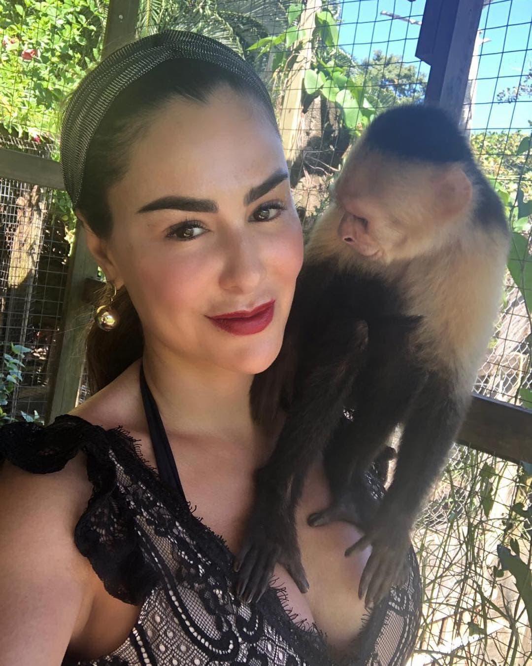 Ninel Conde causa revuelo con imagen junto a un mono