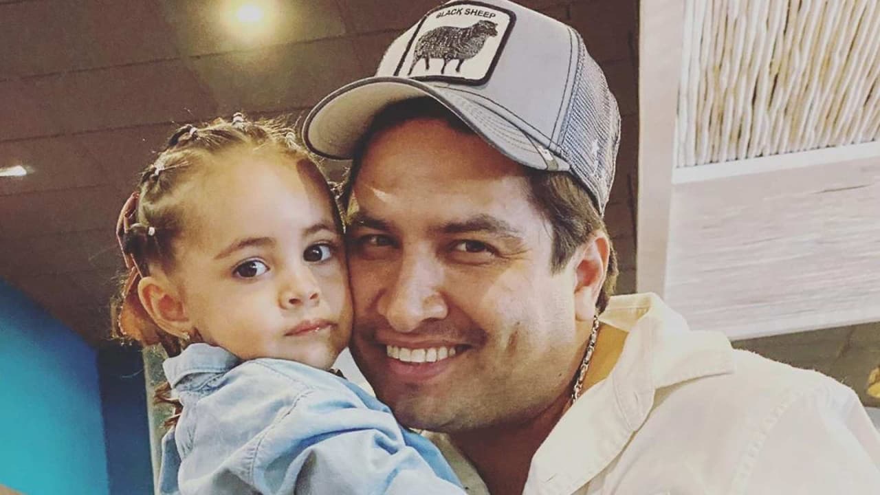 Así disfruta Julión Álvarez de un cafecito junto a su pequeña María Isabel