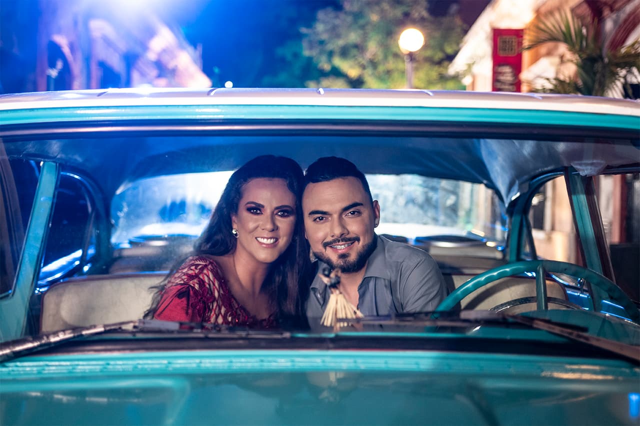 Edith Márquez y Geovanni Mondragón, vocalista de la agrupación sinaloense, fueron los protagonistas de este clip dirigido por Johar Villarreal, quien aprovechó el arte colonial y la arquitectura de las céntricas calles del puerto para contar dos historias de infidelidad.