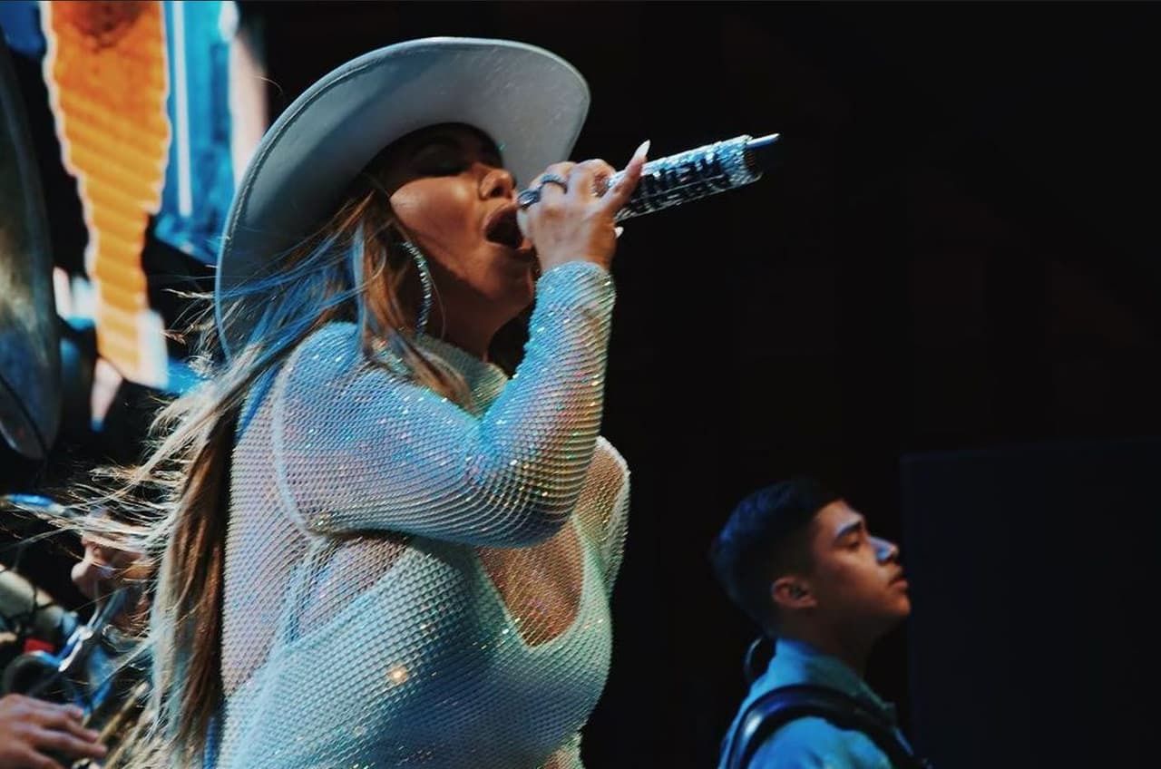 Chiquis sufre penoso momento durante concierto en Los Ángeles