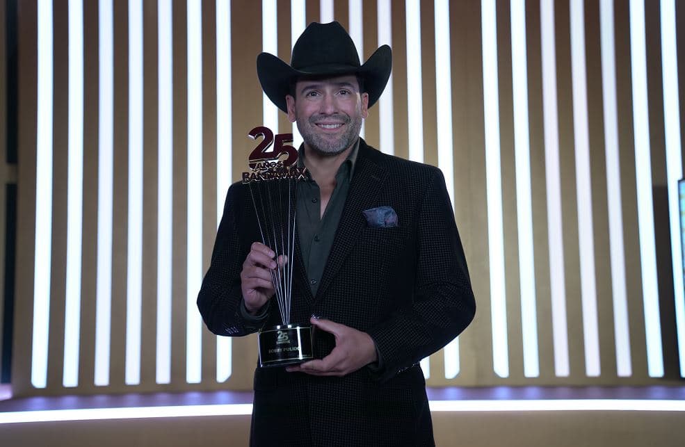 Bobby Pulido se dijo feliz de regresar a México para interpretar sus éxitos.