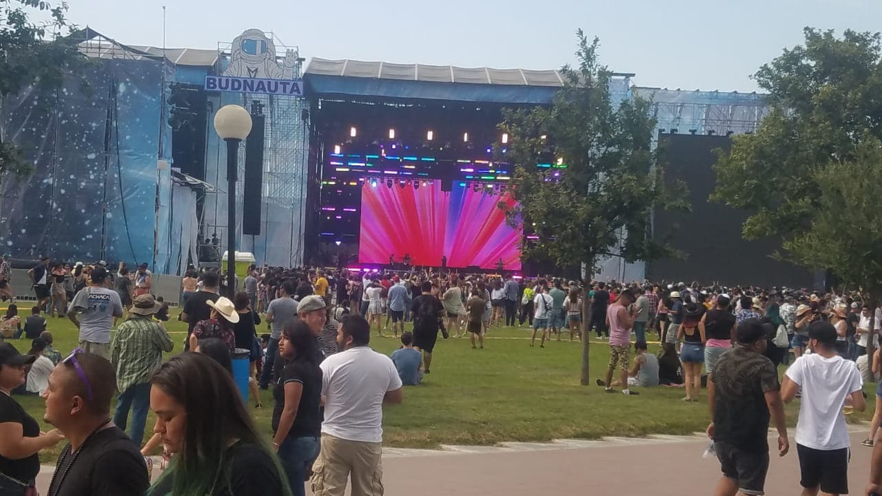 Poco a poco, los escenarios comenzaron a llenarse de gente y de colores. El público espera a bandas como Los Ángeles Azules y Ska-P.