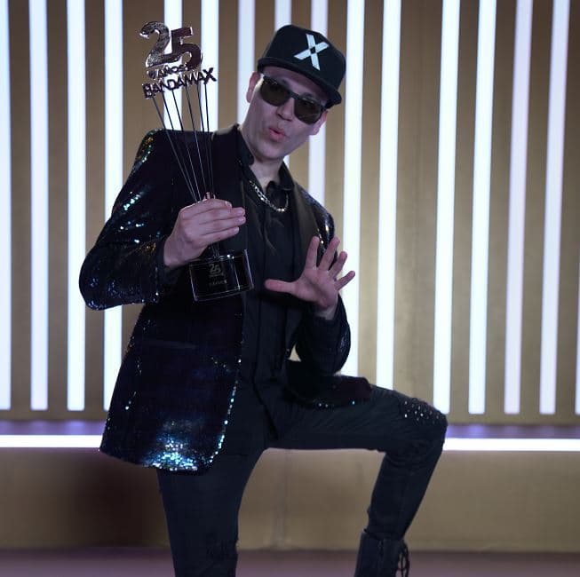 Raymix con su reconocimiento por su participación en los 25 Años de Bandamax.