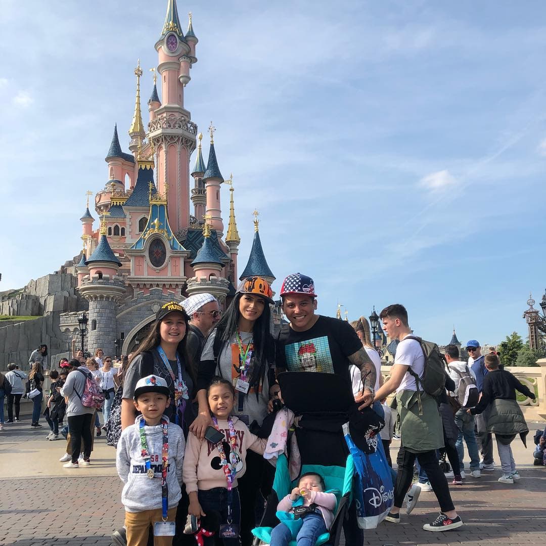Edwin Luna, vocalista de Edwin Luna y La Trakalosa de Monterrey, disfruta su tiempo libre con su familia.