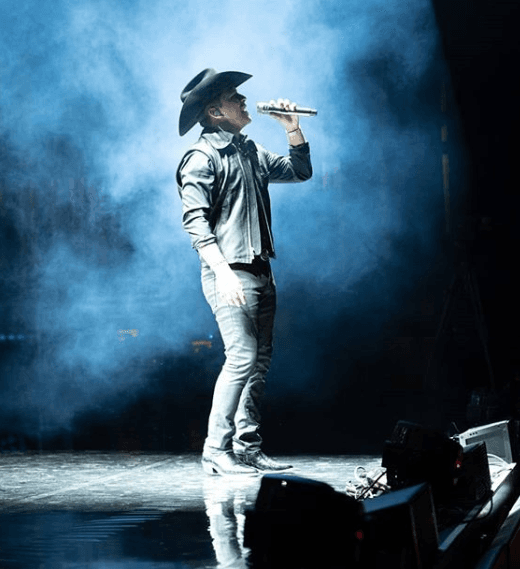 Christian Nodal se encuentra en plena promoción del disco "Ahora", el cual ya se ha posicionado en reconocidas listas.