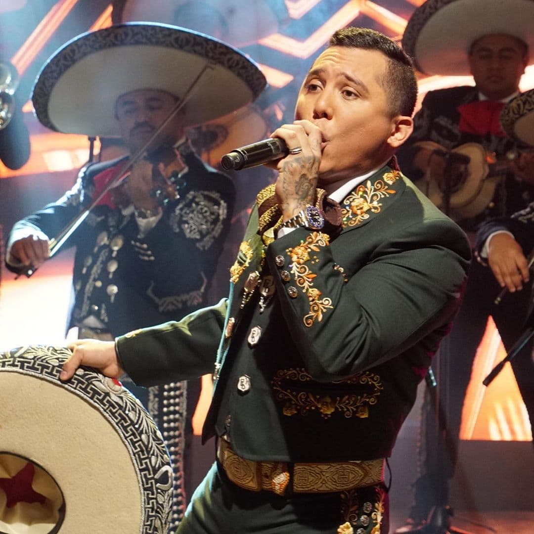El tema "Broche de Oro" se desprende del disco "Mis Favoritas Con Mariachi" que Edwin Luna publicó recientemente.